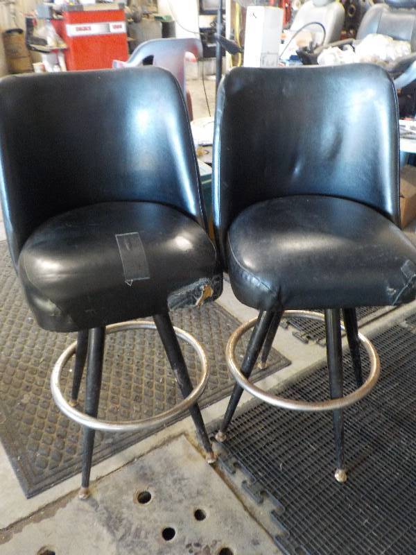 lot 3760 image: 2 Bar Stools