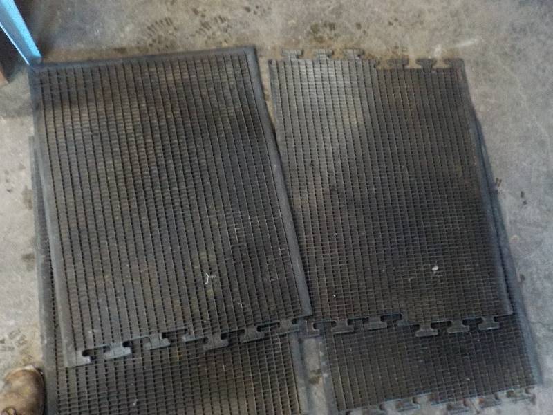 lot 3763 image: 5 Rubber Fatige mats