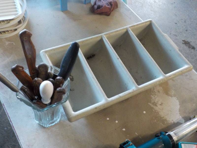 lot 3765 image: silverware tray, 13 knifes, glass vase