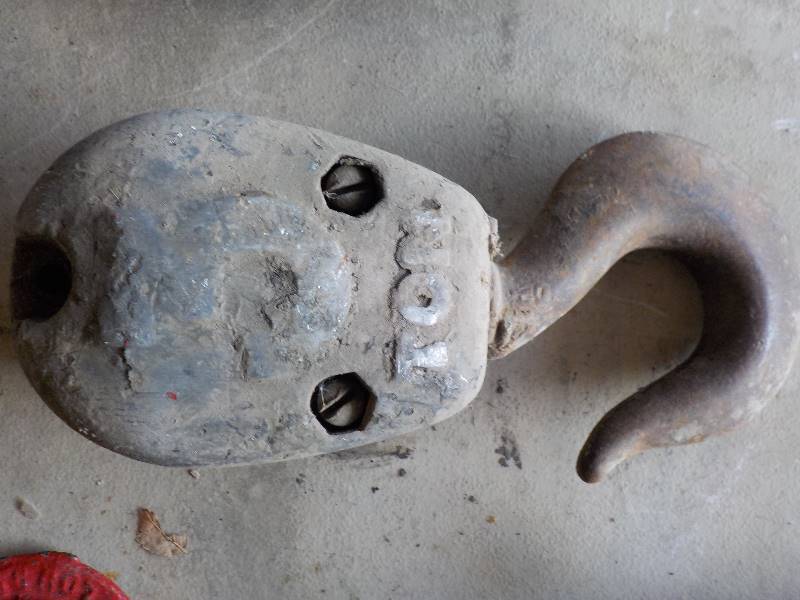 lot 3789 image: Antique barn pully 3 ton 4 pully, 10 overall length