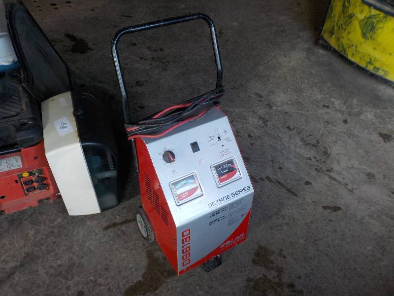 lot 3799 image: Solar octane series battery charger