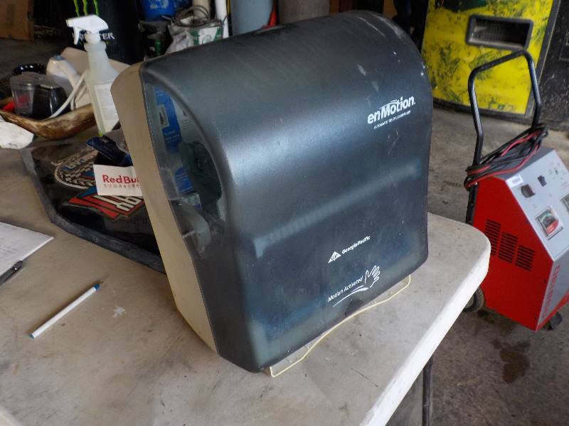 lot 3801 image: inmotion paper towl dispenser