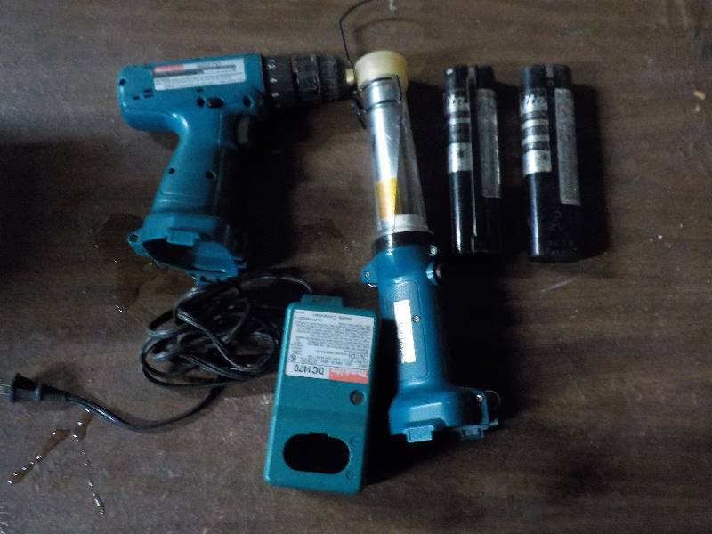 lot 3811 image: cordless 12V drill and light with 2 9V batterys and 9V charger