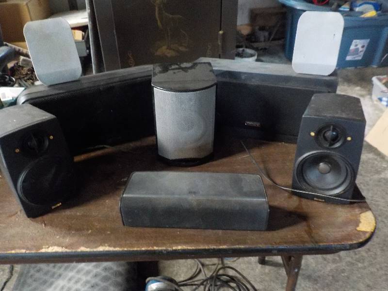 lot 3812 image: Lot of (8) speakers