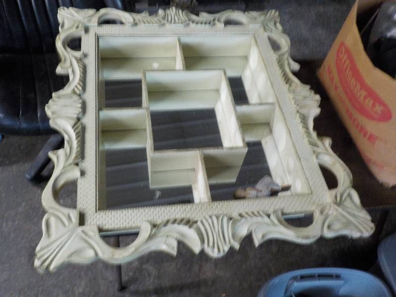 lot 3814 image: antique shadow box