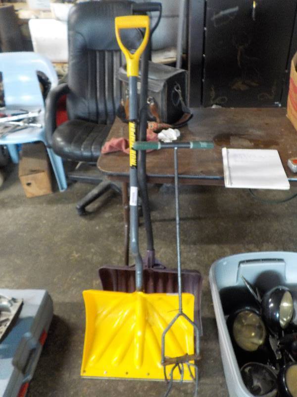 lot 3820 image: 2 snow shovels , hand tiller