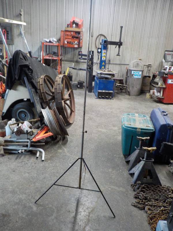 lot 3828 image: camera flash tripod