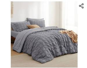 lot 83407 image: Bedsure Bed in a Bag Queen - Queen Comforter Set 7 Pieces Plaid Seersucker Bedding Set, Soft Lightweight Down Alternative Comforter, Queen Bed Set (Grey StraightLine, Queen)