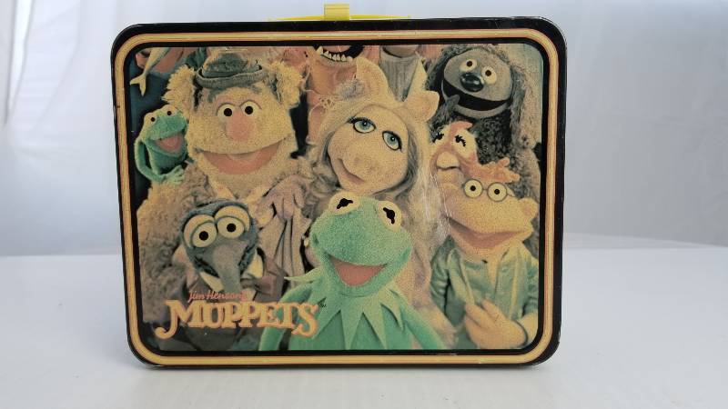 lot 3712 image: 1976 Jim Hensons Muppets & Fozzie Bear  Vintage Metal Lunch Box