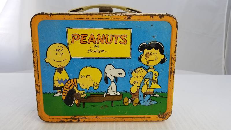 lot 3772 image: 1966 Peanuts Vintage Metal Lunch Box