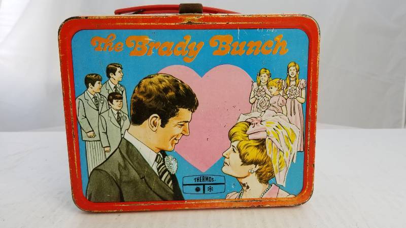 lot 3806 image: 1970 The Brady Bunch Vintage Metal Lunch Box