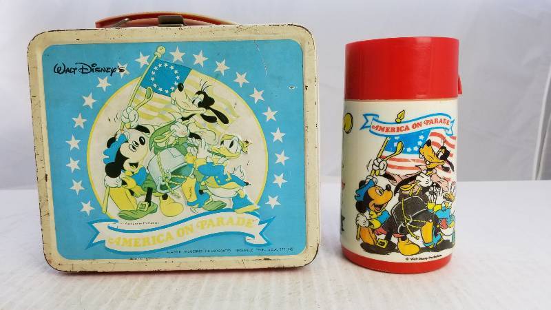 lot 3844 image: 1976 America on Parade With Aladdin 8oz Thermo Bottle Vintage Metal Lunch Box