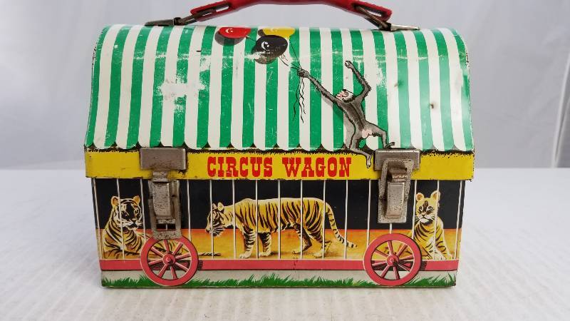 lot 3851 image: 1958 Circus Wagon Vintage Metal Lunch Box