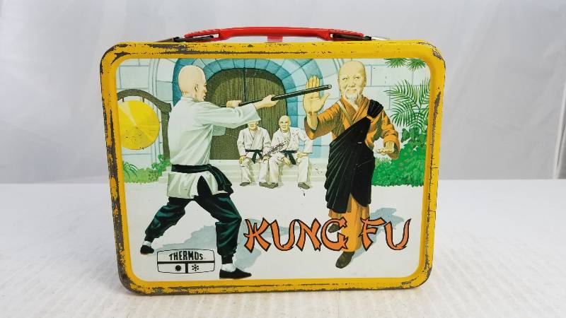 lot 3862 image: 1974 Kung Fu Vintage Metal Lunch Box