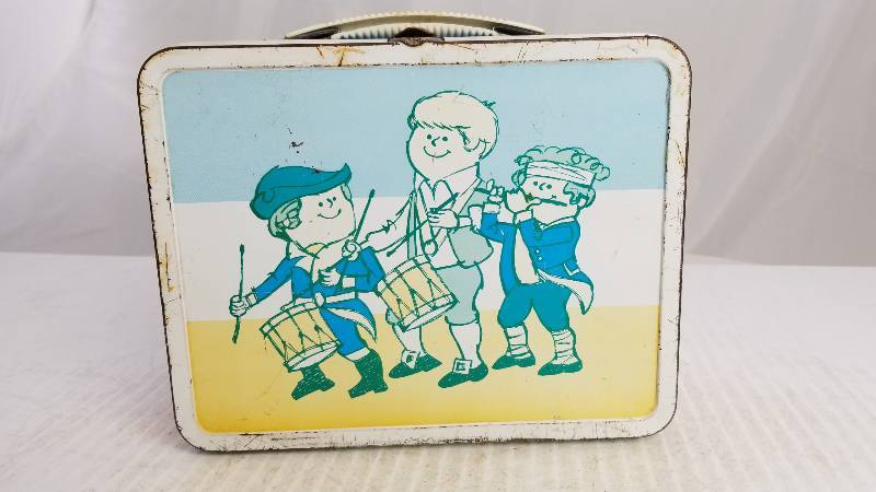 lot 3867 image: 1974 Patriotic Vintage Metal Lunch Box