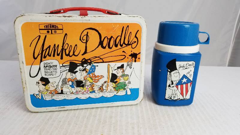 lot 3881 image: 1982 The Secret of Nimh Vintage Metal Lunch Box