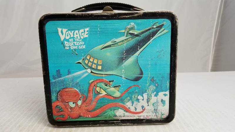 lot 3882 image: 1967 Voage to the Bottom of the Sea Vintage Metal Lunch Box