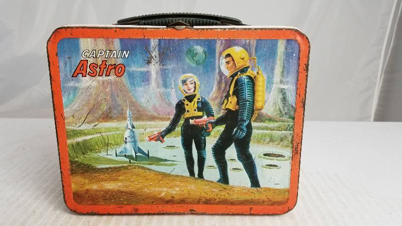 lot 3893 image: 1966 Captain Astro Vintage Metal Lunch Box