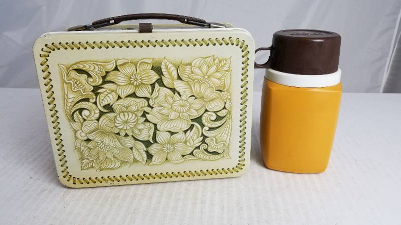 lot 3900 image: 1977 Saddlebag 8oz W 8os King Seeley Thermos Vintage Metal Lunch Box