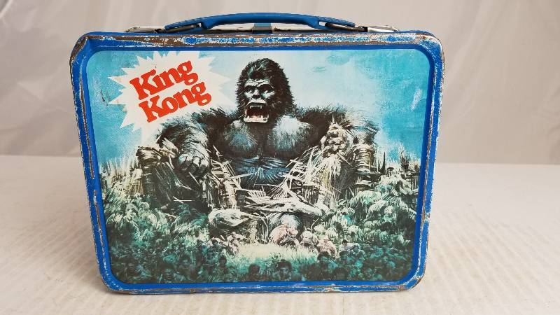 lot 3901 image: 1977 King Kong Vintage Metal Lunch Box