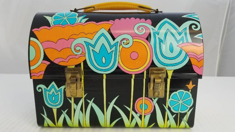 lot 3913 image: 1962 Mod Tulips Vintage Metal Lunch Box
