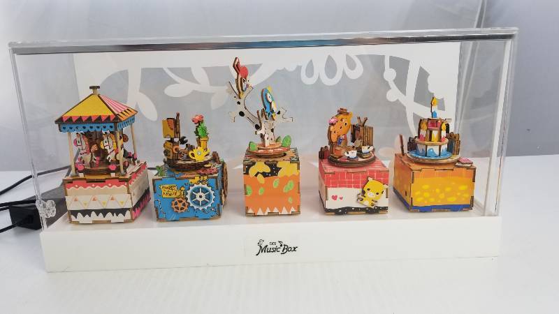 lot 3921 image: DYI Music Box Store Display - Lights and spins Vintage Metal Lunch Box