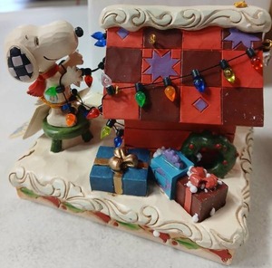 lot 10020 image: Peanuts Decorating The Dog House Figurine