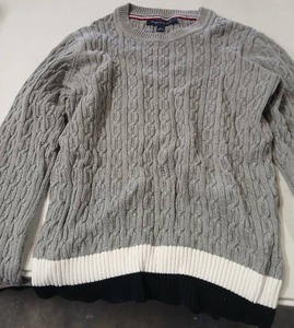lot 10033 image: Tommy Hilfiger Sweater Gray Medium