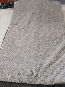 lot 10052 image: Sunheir Dog Bed 35 in X 22 in