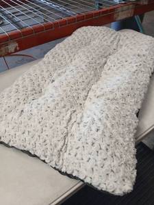 lot 10074 image: Deluxe Washable Dog Bed Large 36 in X 23 in Gray