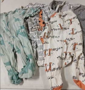 lot 10098 image: Onesie Baby 0-3 Months 4 Pk