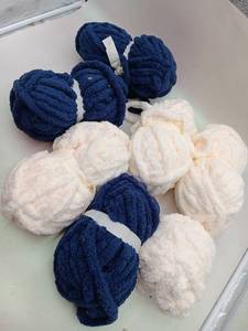 lot 8990 image: Lot of Unknown SizeWeight Yarn, Navy and Cream