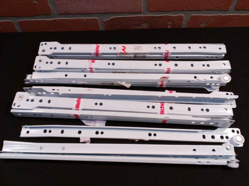 lot 18 image: Richelieu Drawer Slides