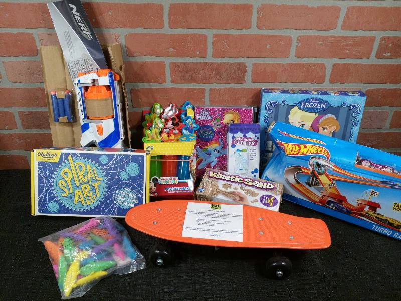 lot 80 image: Toy Assortment