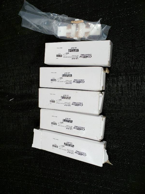 lot 113 image: Contech Lighting Single Circuit Live End Feed Track Connector White