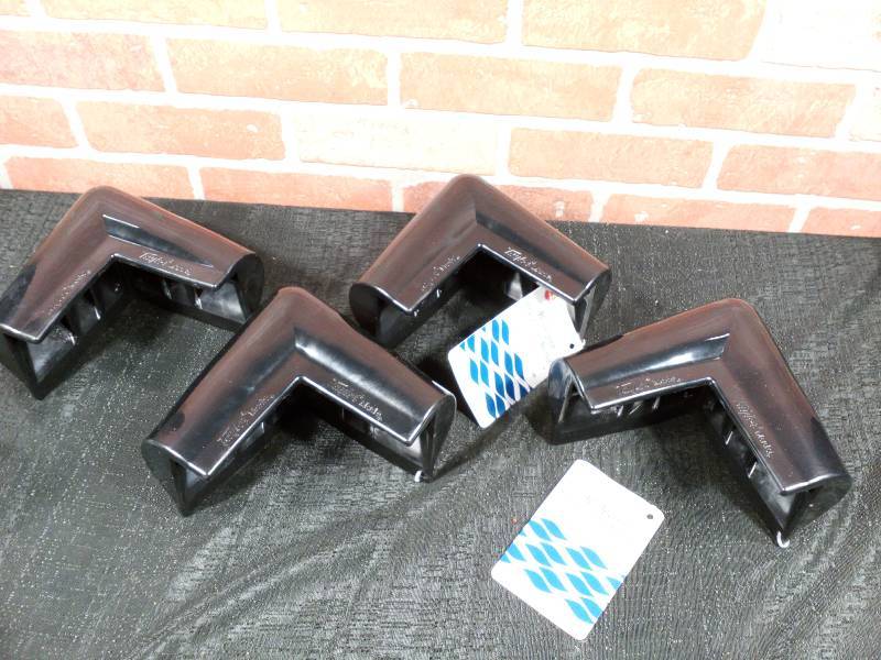 lot 195 image: Taylor Made 6 Vinyl 90 Degree Dock Corners