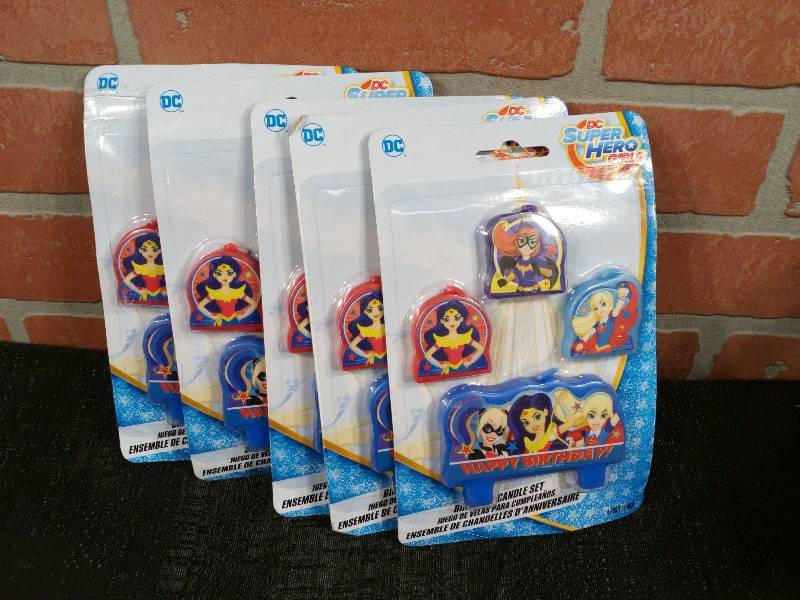 lot 252 image: DC Super Hero Girls Birthday Candles Cake Toppers Sets