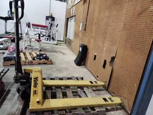 lot 45522 image: Yale Pallet Jack 2500kg Capacity