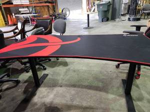 lot 45558 image: Arozzi Gaming Neoprene Cover And Desk