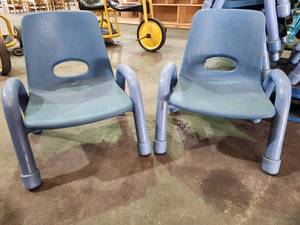 lot 45573 image: (6) Blue Toddler Chairs