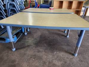 lot 45578 image: 4ft Adjustable Height Kid Table