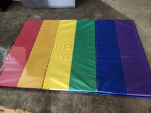 lot 45583 image: Lakeshore Tumbling Mat For Kids