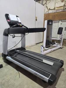 lot 34041 image: Life Fittness 95TI Treadmill - Needs Work