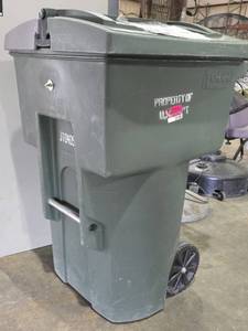 lot 34108 image: Large Green Toter Recycle Bin