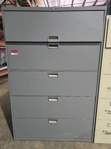lot 34126 image: Steelcase 5 Drawer File Cabinet
