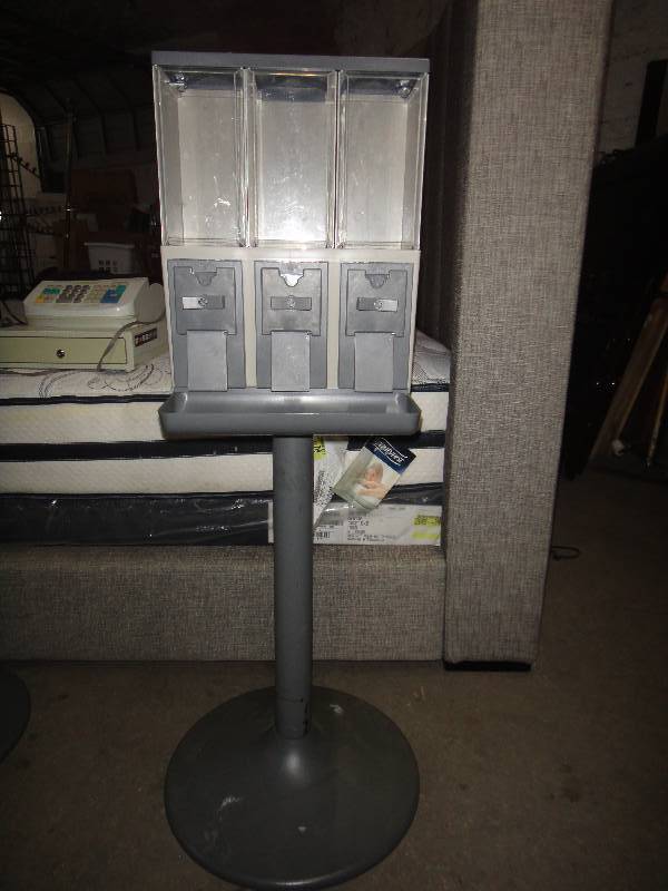 lot 740 image: Vendstar 3000 Candy Quarter Vending Machine small business investment with Keys