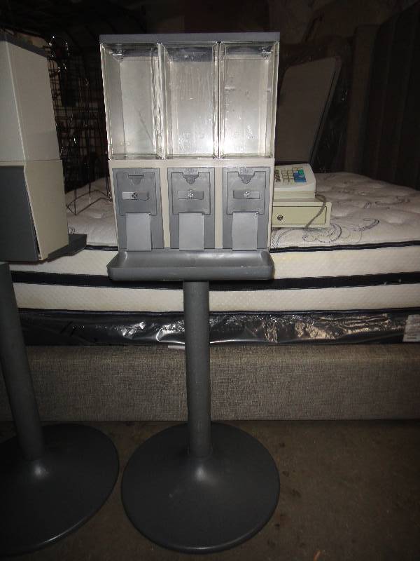 lot 741 image: Vendstar 3000 Candy Quarter Vending Machine small business investment No Keys