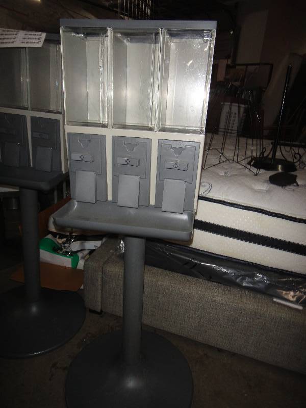 lot 742 image: Vendstar 3000 Candy Quarter Vending Machine small business investment No Keys