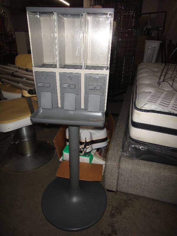 lot 743 image: Vendstar 3000 Candy Quarter Vending Machine small business investment No Tubular Key