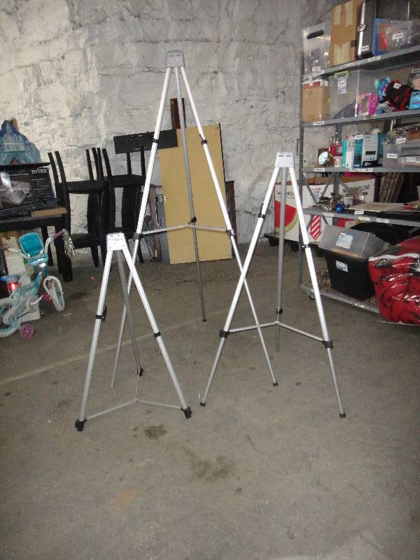 lot 745 image: Lot of Metal Easles